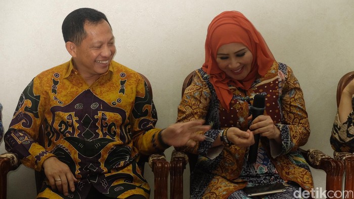 Kesederhanaan Komjen Tito, Istri Naik Go-Jek Tembus Macetnya Jakarta