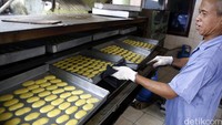 Kue-kue kering hasil industri rumahan ini dipasarkan secara grosir. 