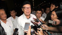 Tjahjo Kumolo juga menjelaskan terkait permasalahan yang dihadapi terkait e-KTP.