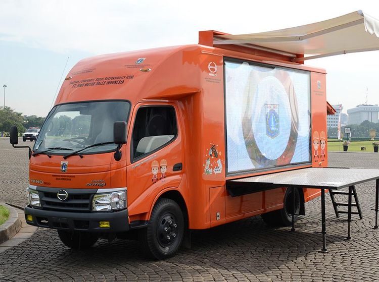 Hino Beri Mobil Panggung ke Dinas Kebersihan DKI