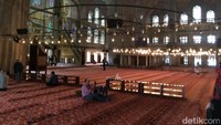 Selamat datang di Masjid Biru, salah satu destinasi yang wajib Anda sambangi saat melancong ke Istanbul. Rasakanlah suasana yang syahdu di sana (Angga Aliya ZRF/detikTravel)