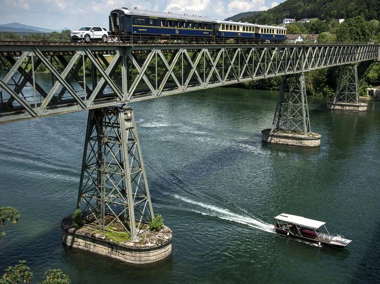 Mobil Menarik Kereta di Swiss