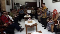Komjen Tito tengah bercerita tentang keluarganya di hadapan para anggota dewan.