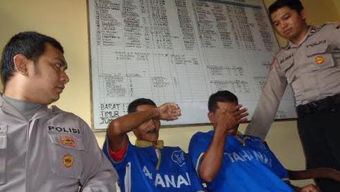 Mertua dan Menantu Kompak Produksi Mercon