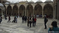 Turis baru diperkenankan masuk pada pukul 09.00 waktu setempat. Bahkan pada pagi hari pun sudah banyak wisatawan yang memadati komplek masjid, mulai dari anak muda hingga orang tua (Angga Aliya ZRF/detikTravel)