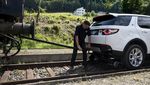 Mobil Menarik Kereta di Swiss