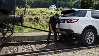 Mirip lokomotif sungguhan ya? Agar bisa melaju di rel, di bagian depan dan belakang mobil ditambahkan roda besi kecil. Ist/Land Rover.