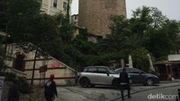 Awalnya menara ini bernama Christea Turris atau Tower of Christ. Namanya berubah setelah Kesultanan Turki merebut kembali kota ini dari Romawi dan mengubah namanya jadi Istanbul sekitar tahun 1400-an (Angga/detikTravel)
