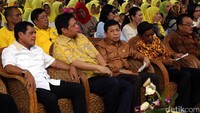 Pengurus DPP seperti, Sekjen Idrus Marham, Airlangga, Nurdin Halid dan lainnya hadir dalam pembukaan bazar.