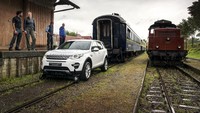Land Rover Discovery Sport menarik tiga gerbong kereta di atas rel di Swiss. Ist/Land Rover.