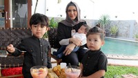 Ratna bersama ketiga anaknya saat ditemui di kediamannya di kawasan Cilandak Timur, Jakarta Selatan belum lama ini. Pool/Ismail/detikFoto.