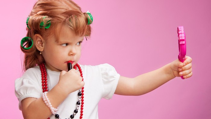 Masih Belia, Tapi si Kecil Hobi Bersolek? Psikolog: Itu Normal