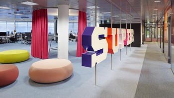Saat pertama kali memasuki kantor Supercell, kita akan disambut dengan tulisan Supercell dengan huruf-huruf besar. Foto: koko3.fi