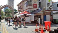 Foto: Selain menjadi tempat ibadah, Masjid Sultan juga menjadi objek wisata yang seringkali dikunjungi wisatawan. Agaknya turis tertarik dan penasaran dengan arsitektur masjid yang indah dan mentereng warnanya (Randy/detikTravel)