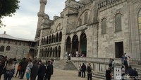 Turki memiliki banyak masjid bersejarah. Salah satunya adalah Masjid Sultan Ahmed atau yang juga dikenal dengan sebutan Masjid Biru di Istanbul (Angga ALiya ZRF/detikTravel)