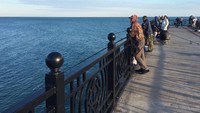 Foto: Ada dermaga yang pada sore hari biasanya cukup ramai traveler. Ada yanng sekadar menikmati pemandangan, ada pula yang memancing (Angga/detikTravel)