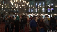 Masjid ini selalu ramai didatangi wisatawan, tak hanya para muslim, tapi juga wisatawan non muslim. Dari Bandara Ataturk, traveler bisa menggunakan taksi atau metro (kereta bawah tanah) disambung dengan trem untuk mencapai komplek masjid berkapasitas 10.000 orang ini (Angga Aliya ZRF/detikTravel)