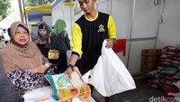 Warga membeli sejumlah bahan pokok di Bazar dan pasar murah Ramadan Partai Golkar.