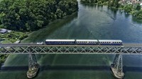 Pemandangan mobil yang terlihat tengah menarik gerbong di atas jembatan di Swiss. Ist/Land Rover.