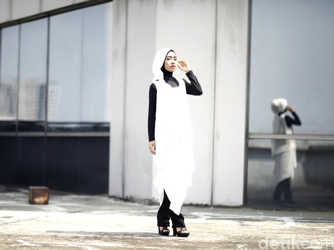 Wardrobe: HIJUP. Fotografer: Reno (Detikcom). Makeup Artist: Wardah Beauty. Stylist: Alissa Safiera & Kiki Oktaviani. Hijab Stylist: Arina Yulistara. Model: Denta Haritsa Aprilliana