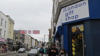 Portobello adalah surganya suvenir murah di London. Ada banyak toko suvenir berjejer di sini, tinggal dipilih saja (Fitraya/detikTravel)