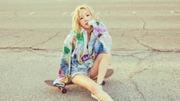 Taeyeon tampak mengenakan jaket denim yang dihiasi payet warna-warni dan dipadu hot pants serta sepatu hijau. (SM Entertainment)