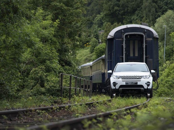 Land Rover Tarik 3 Gerbong Kereta