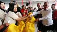 Menteri Pertahanan Ryamizard Ryacudu didampingi Direktur Corporate Banking Bank Mandiri Royke Tumilaar melayani pegawai Kemenhan yang berbelanja di pasar murah.