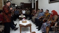 Kunjungan ke keluarga bukan jadi penilaian utama Komisi III untuk Komjen Tito. Tapi lebih kepada melihat bagaimana sikap dan perilaku Tito ke keluarga dan masyarakat.