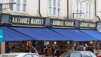 Bagi sebagian traveler, Portobello Market adalah surga barang antik. Ada pajangan antik, kamera antik, kerajinan perak dan logam lain (Fitraya/detikTravel)