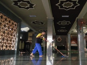 Kisah Wakim, Eks Asisten Masinis yang Jadi Petugas Kebersihan Masjid di Cirebon