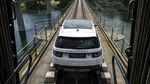 Mobil Menarik Kereta di Swiss