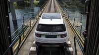 Land Rover Discovery Sport yang menarik tiga gerbong kereta melintas di jembatan sungai Rhein. Ist/Land Rover.