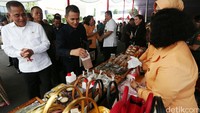 Menteri Pertahanan Ryamizard Ryacudu meninjau pasar murah.