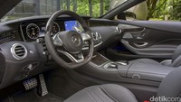 Untuk interiornya, perusahaan tuner asal Jerman ini menawarka beberapa pilihan mulai dari scuff plate dengan logo BRABUS, speedometer kustom dan jok berlapis kulit yang diubah. Foto: dok carscoops