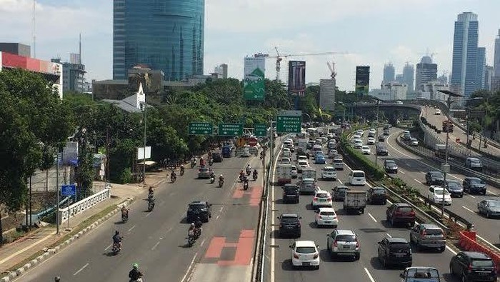 Pengendara Motor dan Mobil Tetap Santai Terobos Busway di Jl Gatot Subroto