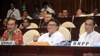 Menteri Dalam Negeri (Mendagri) Tjahjo Kumolo hadir dalam rapat tersebut.