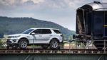 Mobil Menarik Kereta di Swiss