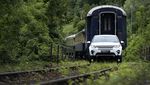 Mobil Menarik Kereta di Swiss