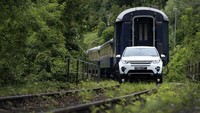 Land Rover Discovery Sport menarik tiga gerbong kereta. Ist/Land Rover.