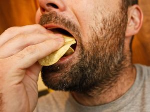 Ini Sebabnya Orang Cenderung Ingin Ngemil Makanan Asin Saat sedang Stres