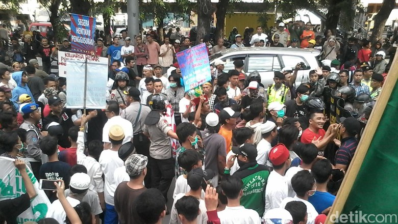 Dihadang Massa di RPTRA Penjaringan, Ahok: Warga Sini Tak Tolak Saya Dihadang Massa di RPTRA Penjaringan, Ahok: Warga Sini Tak Tolak Saya