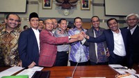Dua fraksi dengan suara terbesar yaitu PDIP dan Golkar dengan lugas menyatakan persetujuan untuk Komjen Tito. Begitu pula dengan Gerindra yang merupakan oposisi.