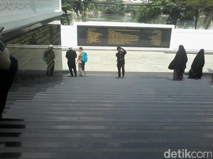 Banyak Warga yang Beribadah Sekaligus Lihat-lihat Masjid Ramlie Musofa di Sunter