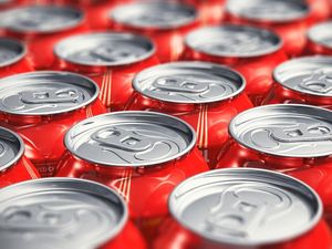 Apa Benar Mengetuk Kaleng Soda Bisa Cegah Soda Muncrat?