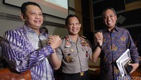  Komjen Tito Karnavian berjabat tangan dengan Ketua Komisi III, Bambang Soesatyo dan Wakil Komisi III Benny K Herman. 