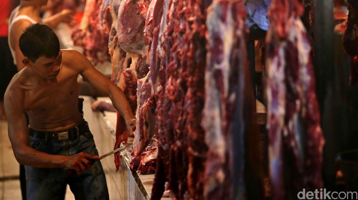Harga daging sapi melambung tinggi bertepatan puasa dan menjelang lebaran tahun ini. Di pasaran harga daging sapi tembus Rp 115.000/kg.