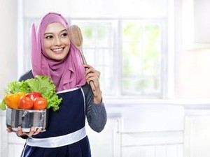 Hobi Masak Membuat Rambutmu Bau dan Rapuh? Ini Cara Mengatasinya