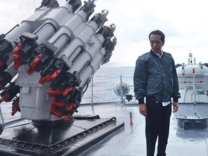 Jokowi Rapat di Atas Kapal Perang di Natuna, Luhut: Kita Beri Sinyal