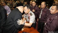 Usai rapat pleno, Tito langsung mendapat ucapan selamat dari sejumlah anggota Komisi III.